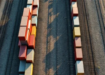 stacks versus queues explained